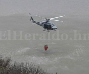 Helicópteros de la Fuerza de Tarea Conjunto Bravo de Estados Unidos apoyan para apagar el fuego en El Hatillo donde se han consumido al menos 400 hectáreas de bosque. Foto: Mario Urrutia / El Heraldo