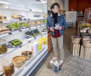 Sean Van Doornum compra productos en Precycle, una tienda de comestibles sin desperdicios, en el barrio de Bushwick en Brooklyn, Nueva York. Los clientes traen contenedores para comprar artículos.