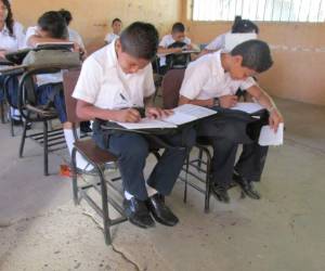 MH En el suelo inician clases alumnos del Centro Básico José Cecilio del Valle Algunos de los alumnos del centro educativo de la zona sur reciben clases de pie, otros sentados en el suelo y apoyando sus cuadernos en pedazos de sillas o, incluso, en sus piernas.