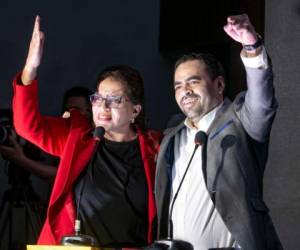 Castro de Zelaya firmó un acuerdo con Benítez para gobernar en favor de los más desfavorecidos y afirmó que 'no les vamos a dejar ningún espacio, ni en las alcaldías, ni en el Congreso ni menos en la presidencia'.