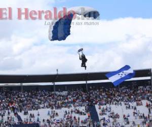 Momento en que el capitán Maradiaga estaba por aterrizar dentro del Estadio Nacional. Foto: Johny Magallanes | EL HERALDO.
