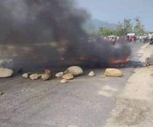 Por varios aparatos electrodomésticos afectados y largos cortes de energía eléctrica, pobladores en Omoa Cortés, se tomaron carretera, exigiendo ser escuchados por autoridades de la ENEE.