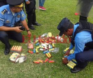 Momento en el que los agentes policiales revisaban la pólvora decomisada dentro del estadio Nacional de Tegucigalpa. (Foto: Juan Salgado / Grupo OPSA)