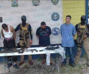 Estos son los tres detenidos en La Ceiba, señalados de perpetrar la masacre en la Villa Nueva de la capital (Foto: Cortesía Fusina)
