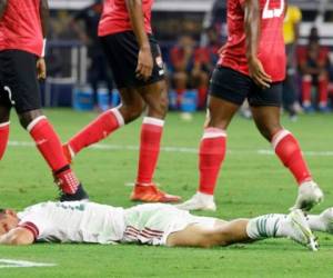 El delantero mexicano Hirving Lozano se cubre el ojo durante el partido contra Trinidad y Tobago por la Copa de Oro de la CONCACAF. Foto: AP