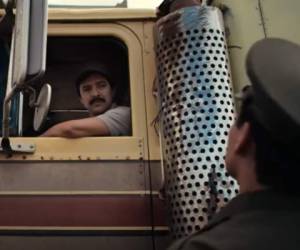 En el capítulo aparece el narcotráficante manejando un camión, en el que transportaba droga. Captura de video.