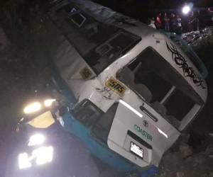 El aparatoso accidente dejó serios daños materiales y varios heridos. Los cuerpos de socorro trasladaron a los lesionados hacia un centro asistencial de la capital.