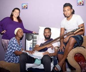 Christopher Sambulá en compañia de su abuela, Dolores Mejía, Yurgen su hermano y Xenia Sauceda, su enfermera. Foto: Anibal Vázquez / El Heraldo.