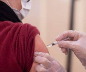 Durante una primera fase de inoculación que se espera arrancar en enero, Ecuador tiene previsto vacunar a médicos, personal hospitalario, residentes de geriátricos y sus cuidadores.