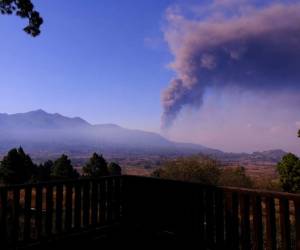 El colapso parcial del cono volcánico durante la noche dio a luz a una nueva corriente de lava que comenzó a seguir un camino similar por la cresta Cumbre Vieja hacia la costa occidental de la isla, hasta el mar.