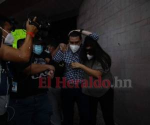 Marco Bográn fue atacado a 'huevazos' tras salir de las oficinas de la Atic. Foto Estalin Irías| EL HERALDO