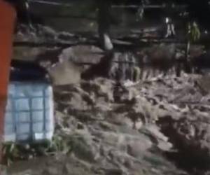 Videos: Momento en que fuerte corriente del Chamelecón rompe bordos en La Lima