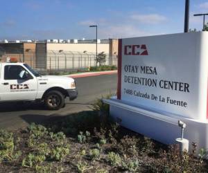 Una camioneta entra al centro de detención de migrantes Otay Mesa, en San Diego. Foto: Agencia AP.
