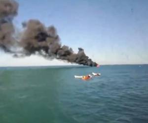 Incendio estalla en embarcación frente a muelle de cabotaje de La Ceiba