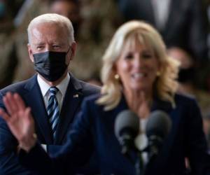 Mientras Jill estaba dando un discurso Joe Biden recibió el llamado de atención de su esposa. AP.