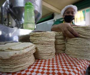 Las tortillas que costaban 0.70 pasarán a un lempira, las de 1 a 1.50 y de 1.50 a 2 lempiras por unidad, denuncia titular de Adecabah.