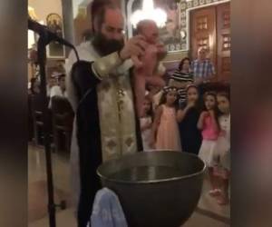 Esta no es la primera vez que salen a la luz polémicos videos en donde se observa un proceder cuestionable por parte de los líderes de diferentes religiones, al momento del bautismo. Foto: Captura de pantalla