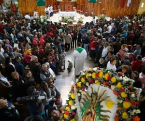 En una iglesia de Tlahuelilpan, en el estado de Hidalgo, a unos 120 km de la capital mexicana, decenas de personas del pueblo y de localidades cercanas se daban cita para despedir a los fallecidos y acompañar a los familiares. Foto AFP