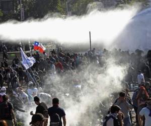 Chile ha vivido intensos días de protestas que iniciaron la semana pasada cuando el gobierno anunció un alza a la tarifa del subterráneo. Foto: AP