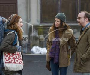En esta imagen difundida por Netflix, Kayli Carter, Kathryn Hahn y Paul Giamatti en una escena de 'Private Life'. (Foto: AP)