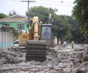 La limpieza sigue en las zonas inundadas del valle de Sula.