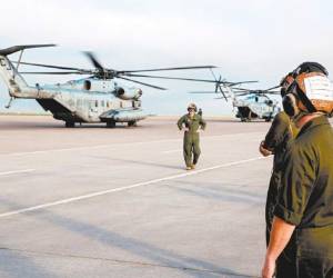 En poderosos helicópteros y aviones se marcharon los marines.