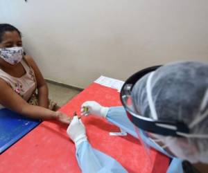 En lo que va de junio, el país de 33 millones de habitantes sufre un promedio diario de 4.800 contagios, una cifra a la baja respecto a mayo. Foto: Agencia AFP.