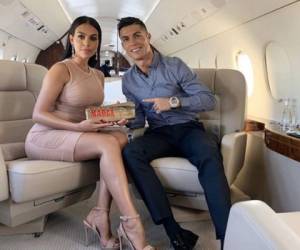 Cristiano Ronaldo junto a su pareja Georgina Rodríguez en su Jet privado.