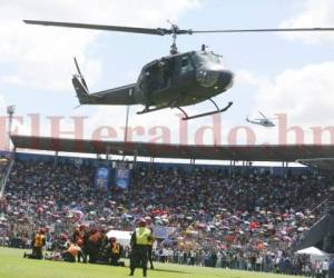 Miembros de las Fuerzas Armadas y de la Fuerza Aérea Hondureño hicieron su tradicional demostración y simulacros de rescate en el estadio Nacional, fotos: Juan y Efraín Salgado.