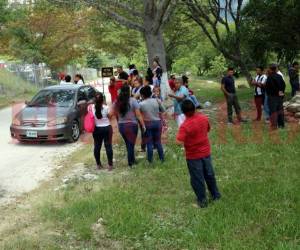 Familiares y amigos de los señalados en Pandora esperan a la afuera del Primer Batallón de Infantería a que recobren su libertad. Foto: Jimmy Argueta/EL HERALDO