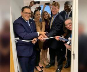 Momento en que el canciller Lisandro Rosales inaugura el consulado hondureño en compañía de representantes de Estados Unidos.