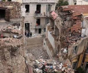 Cuatro estadounidenses entre los seis muertos por explosión de gas en un edifico en Atenas.