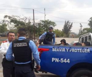 Momento en que los estudiantes hallados con marihuana eran entregados a la policía.