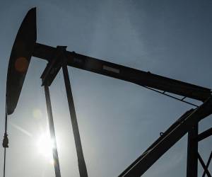 Los precios del petróleo se han disparado más del 50 % desde el comienzo de la guerra y este lunes el barril de Brent.