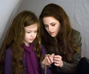 Mackenzie Foy saltó a la fama tras protagonizar a Renesmee Cullen en la película Crepúsculo parte dos hace ya siete años. Ahora es una joven y luce totalmete diferente. Foto: Instagram