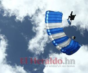 Emocionante caída de los paracaidistas dio vida y emoción a los desfiles patrios este domingo en el estadio de la capital de Honduras. Fotos: Emilio Flores/ EL HERALDO.