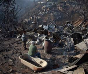 Las familias retornaron al lugar para levantar los escombros donde se encontraban sus viviendas y rescatar lo que puedan de sus pertenencias. Foto: AFP.