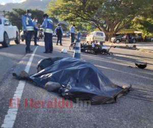 El cadáver de uno de los motociclistas quedó tendido sobre el pavimento. Lamentablemente no resistió el fuerte impacto. Foto: Estalin Irías/ EL HERALDO