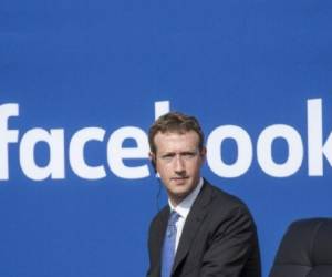 Zuckerberg ofreció reiteradas disculpas a usuarios y a legisladores, como cuando compareció dos días ante el Congreso sobre cómo la compañía está protegiendo la privacidad de los usuarios. (Foto: AFP)