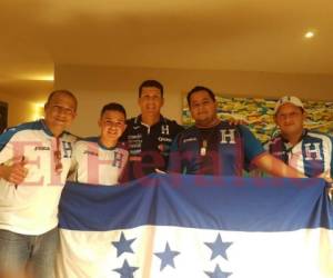 Los catrachos no perdieron la oportunidad de fotografíarse con algunos miembros de la Selección de Honduras. Foto: ELHERALDO