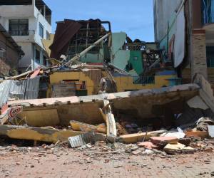 Varias viviendas en Ecuador quedaron destruidas luego de sismo.