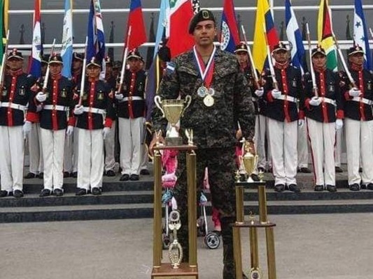 Tito Oliveira es el nombre del teniente de la Fuerzas Armadas de Honduras que murió por una falla en su paracaídas.