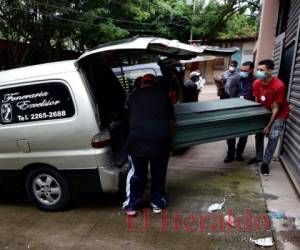 Momento en que familiares de las víctimas procedían a retirarlas de la morgue para llevarlas a su última morada. Fotos: Emilio Flores/EL HERALDO.