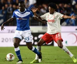 Mario Balotelli domina el balón ante la marca del colombiano Juan Cuadrado. Foto:AFP