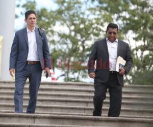 Los magistrados del TSE, Erick Rodríguez y Saúl Escobar, cuando llegaban a la reunión del diálogo.