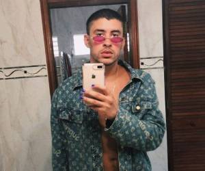Bad Bunny sorprendió a muchos al aparecer con sus uñas pintadas. Foto: Instagram