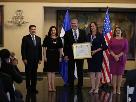 Heide Fulton, encargada de negocios de Estados Unidos, recibió la Orden Francisco Morazán en el grado de Gran Oficial de parte del gobierno de Honduras. Foto: Cortesía.
