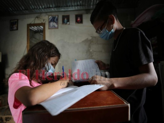 Desde el inicio de la pandemia Carlos David y Génesis Zulema no volvieron a tener clases. Foto: David Romero/EL HERALDO.