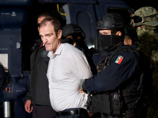 En esta fotografía del 15 de junio de 2016 proporcionada por la Procuraduría General de la República de México, se muestra al narcotraficante Héctor 'El Güero' Palma, mientras es escoltado de un helicóptero en la Ciudad de México. (Procuraduría General de la República de México vía AP, Archivo).