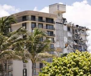 Una vista general del edificio de condominios Champlain Towers South de 12 pisos parcialmente derrumbado el 3 de julio de 2021 en Surfside, Florida. Se ha informado de la desaparición de más de cien personas a medida que continúan los esfuerzos de búsqueda y rescate.